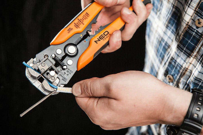 Automatyczny ściągacz izolacji zaciskarka o zakresie pracy 0.5 - 6 mm2 i długości 200 mm Neo 01-540