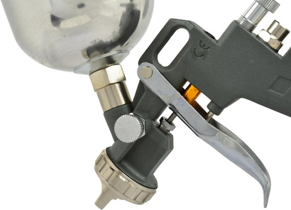 Pistolet lakierniczy z górnym zbiornikiem o pojemności 0.5 l i średnicy dyszy 1.5 mm GEKO