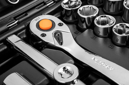 Zestaw kluczy nasadowych 1/2", 1/4" 82 elementów Neo 10-058