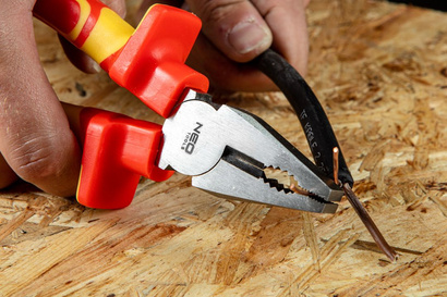 Szczypce uniwersalne ze stali CrV 1000V o długości 160 mm Neo 01-220