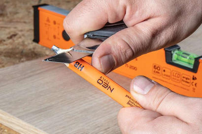 Ołówek stolarski o długości 240 mm i twardości HB Neo 13-800