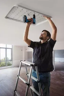 Wiertarko-wkrętarka akumulatorowa z silnikiem bezszczotkowym Bosch Professional GSR 185-LI + akumulator 2 x 2,0Ah + walizka