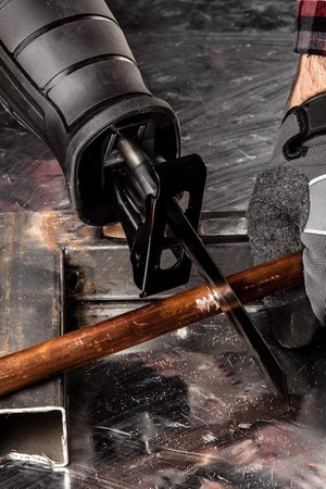 Piła szablasta sieciowa do drewna i metalu o mocy 710 W Graphite 20 mm 58G961