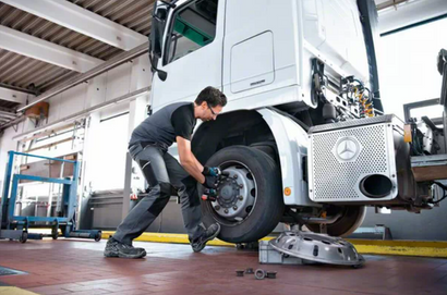 Klucz udarowy akumulatorowy z silnikiem bezszczotkowym Bosch GDS 18V-1000 w walizce L-BOXX 136 z 2 akumulatorami GBA 18V 5.0Ah i szybką ładowarką