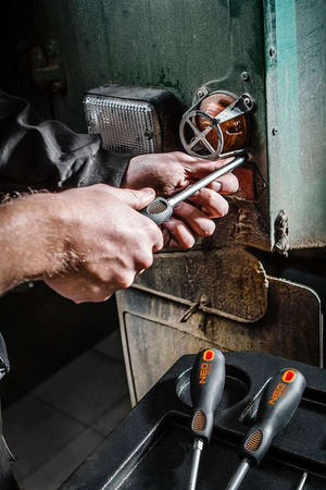 Wkrętak płaski z magnetyczną końcówką ze stali S2 SvCm o rozmiarze 3 x 75 mm Neo 04-011