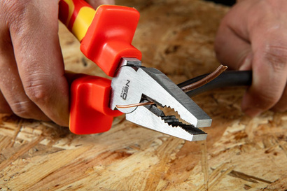 Szczypce uniwersalne ze stali CrV 1000V o długości 160 mm Neo 01-220