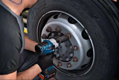 Klucz udarowy akumulatorowy Bosch Professional GDS 18V-1050 H BITURBO + akumulator 2 x 5 Ah + ładowarka + L-BOXX 136