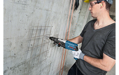 Młotowiertarka sieciowa o mocy 880W z energią udaru 3,2 J SDS-Plus Bosch Professional GBH 2-28F + uchwyt