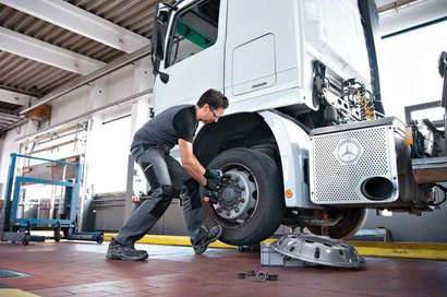 Klucz udarowy akumulatorowy Bosch Professional GDS 18V-1050 H BITURBO + akumulator 2 x 5 Ah + ładowarka + L-BOXX 136