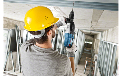 Młotowiertarka sieciowa o mocy 880W z energią udaru 3,2 J SDS-Plus Bosch Professional GBH 2-28F + uchwyt