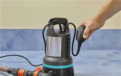 Pompa zanurzeniowa elektryczna do czystej wody Gardena o mocy 300 W 9032-20