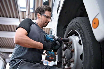 Klucz udarowy akumulatorowy Bosch Professional GDS 18V-1050 H BITURBO + akumulator 2 x 5 Ah + ładowarka + L-BOXX 136